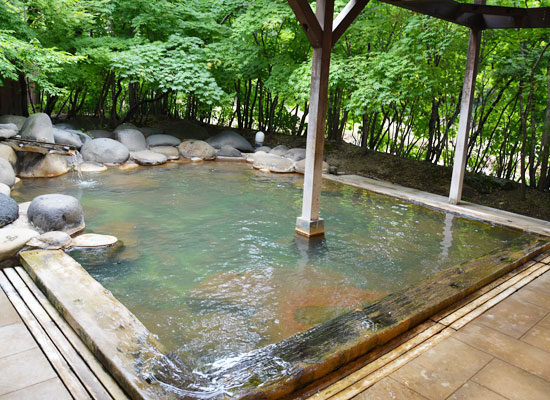 上の湯温泉・銀婚湯／「渓流の湯」の露天風呂
