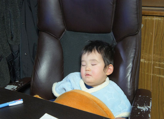 東山温泉 向瀧／社長室のイスで眠る従業員のお子さん